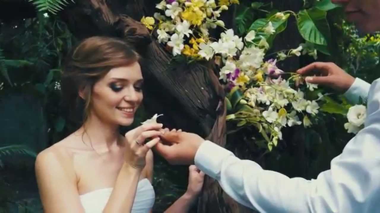 U&A Cérémonie de mariage tropicale et intime de style européen sur la plage.