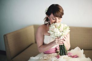 Незабываемая свадьба на пляже тропического острова в Таиланде. Вы можете выбрать для свадьбы остров Самуи, Ко Чанг, Панган, Ко Мак, необитаемый островок.  Символическая светская церемония на пляже проходит  в самый романтические часы на закате, где под легким бризом и шумом волн вы сможете обменяться клятвами и кольцами, а так же ужином на берегу.