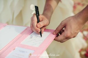 Незабываемая свадьба на пляже тропического острова в Таиланде. Вы можете выбрать для свадьбы остров Самуи, Ко Чанг, Панган, Ко Мак, необитаемый островок.  Символическая светская церемония на пляже проходит  в самый романтические часы на закате, где под легким бризом и шумом волн вы сможете обменяться клятвами и кольцами, а так же ужином на берегу.