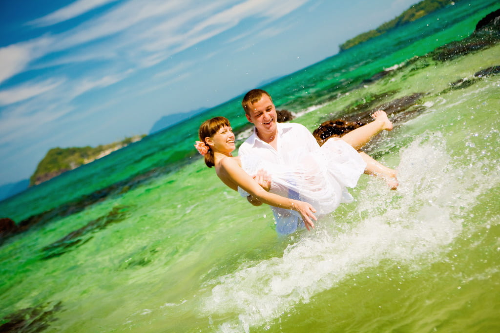 The islands of Koh Kood and Koh Mak are some of the most picturesque places in Thailand. Here, an atmosphere of privacy, peace and natural beauty reigns. Azure waters, white sand beaches, dense mangrove forests and majestic waterfalls create ideal conditions for a professional photo shoot.