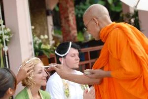 Preis ab 25.000 Baht. Die Kostbarkeit des Ereignisses, das Gefühl grenzenloser Harmonie und grenzenloser Liebe werden bei einer buddhistischen Hochzeit in Thailand für immer in Erinnerung bleiben.