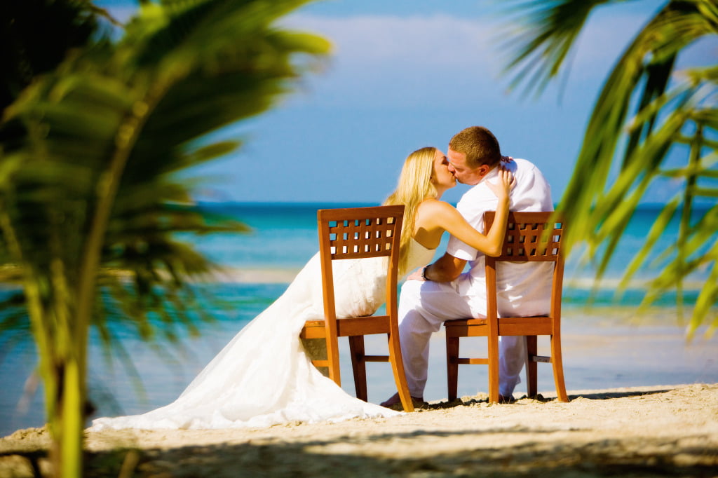 The islands of Koh Kood and Koh Mak are some of the most picturesque places in Thailand. Here, an atmosphere of privacy, peace and natural beauty reigns. Azure waters, white sand beaches, dense mangrove forests and majestic waterfalls create ideal conditions for a professional photo shoot.