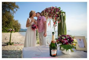  在泰国热带岛屿上举行婚礼。在苏梅岛、象岛、玛岛、罗央岛等岛举行的仪式。专业摄影师将记录您在海外婚礼的幸福时刻。而到了晚上，在迷人的海滩上，在一个专为您装饰的僻静的地方，将点燃数千支蜡烛。雪白的丝绸装饰着遮阳篷，在泰国温暖的微风中飘扬；带有披肩的椅子排列成均匀的几排，上面放着鲜花和给亲戚和客人的小礼物，婚礼拱门上装饰着各种鲜花和花序，包括白色兰花。这一切都是您梦想中的泰国婚礼。岛上的婚礼可以只属于你们两个人，我们将在海浪声和你们的心跳声中举行一个象征性的仪式。为了实现这一点，您不需要花费大量时间寻找所有组件，只需联系我们，我们就会处理所有麻烦。在泰国热带岛屿上举行婚礼。在苏梅岛、象岛、玛岛、罗央岛等岛举行的仪式。专业摄影师将记录您在海外婚礼的幸福时刻。而到了晚上，在迷人的海滩上，在一个专为您装饰的僻静的地方，将点燃数千支蜡烛。雪白的丝绸装饰着遮阳篷，在泰国温暖的微风中飘扬；带有披肩的椅子排列成均匀的几排，上面放着鲜花和给亲戚和客人的小礼物，婚礼拱门上装饰着各种鲜花和花序，包括白色兰花。这一切都是您梦想中的泰国婚礼。岛上的婚礼可以只属于你们两个人，我们将在海浪声和你们的心跳声中举行一个象征性的仪式。为了实现这一目标，您不必花费大量时间寻找所有组件，只需联系我们，我们将处理所有麻烦。