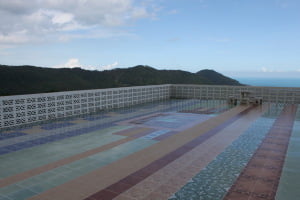 Свадебная церемония на крыше отеля с видом на океан Для многих остров Самуи в Таиланде это прежде всего пляжи и лазурное море. Но есть такие места, о которых не пишут в путеводителях, не рассказываю гиды, не найдете на карте. В горах района Lamai можно ездить часами по сотням извилистых дорожек, останавливаясь, чтобы  взглянуть на пальмовые рощи, растущие прямо у дороги дурианты и бананы. В день свадьбы не всегда хочется видеть десятки лиц, сотни лишних людей, слушать тосты и громкую музыку.  Для тех, кто предпочитает уединенность и камерность можно выбрать удаленный маленький отель в горах, с видом на весь остров, океан и бесчисленные кокосовые пальмы.Место, где кроме вас двоих нет почти ни кого, пролетающие над головами птицы что-то поют на своем языке, мерцание свечей на закате, под тенью мангового дерева можно сидеть часами.. Это место завораживает своей первобытностью и романтикой.На крыше отеля, построенной в виде террасы, можно не только танцевать под  луной   но наслаждаться прекрасным ужином, приготовленным только для вас. Здесь нет помпезности и обыденности, тут все живет, но живет по законам природы -живя ради жизни!Выбрав этот уголок рая для вашей церемонии вы почувствуете, как облака играют в ваших волосах, и минуты становятся вечностью.