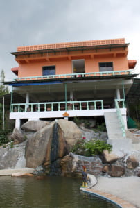 Приватный отель  для двоих на острове Самуи Для многих остров Самуи в Таиланде это прежде всего пляжи и лазурное море. Но есть такие места, о которых не пишут в путеводителях, не рассказываю гиды, не найдете на карте. В горах района Lamai можно ездить часами по сотням извилистых дорожек, останавливаясь, чтобы  взглянуть на пальмовые рощи, растущие прямо у дороги дурианты и бананы. В день свадьбы не всегда хочется видеть десятки лиц, сотни лишних людей, слушать тосты и громкую музыку.  Для тех, кто предпочитает уединенность и камерность можно выбрать удаленный маленький отель в горах, с видом на весь остров, океан и бесчисленные кокосовые пальмы.Место, где кроме вас двоих нет почти ни кого, пролетающие над головами птицы что-то поют на своем языке, мерцание свечей на закате, под тенью мангового дерева можно сидеть часами.. Это место завораживает своей первобытностью и романтикой.На крыше отеля, построенной в виде террасы, можно не только танцевать под  луной   но наслаждаться прекрасным ужином, приготовленным только для вас. Здесь нет помпезности и обыденности, тут все живет, но живет по законам природы -живя ради жизни!Выбрав этот уголок рая для вашей церемонии вы почувствуете, как облака играют в ваших волосах, и минуты становятся вечностью.