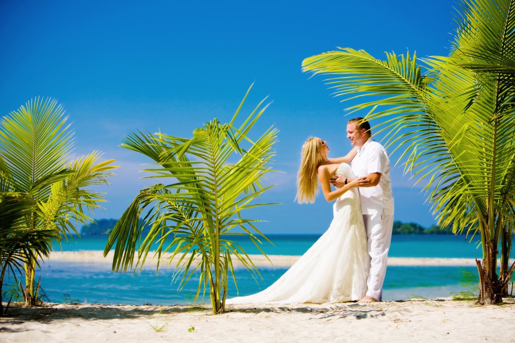 The islands of Koh Kood and Koh Mak are some of the most picturesque places in Thailand. Here, an atmosphere of privacy, peace and natural beauty reigns. Azure waters, white sand beaches, dense mangrove forests and majestic waterfalls create ideal conditions for a professional photo shoot.