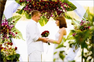 Hochzeit in Thailand auf der Insel Koh Mak Eine unglaublich schöne und abgeschiedene Hochzeitszeremonie auf der Insel Koh Mak in Thailand. An Ihrem Hochzeitstag werden Sie mit einem tropischen Blumenthema für Ihre Hochzeit an einem einsamen Strand in Thailand verwöhnt.
