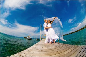Fotosession auf der Insel Koh Mak in Thailand Eine unglaublich schöne und abgeschiedene Hochzeitszeremonie auf der Insel Koh Mak in Thailand. An Ihrem Hochzeitstag werden Sie mit einem tropischen Blumenthema für Ihre Hochzeit an einem einsamen Strand in Thailand verwöhnt.
