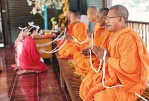 Hochzeit in einem buddhistischen Tempel in Thailand Eine Hochzeitszeremonie in einem buddhistischen Tempel in Thailand ist in erster Linie die Vereinigung Ihrer Herzen! Familie ist im Buddhismus, wenn man immer alles gleichmäßig teilt, egal ob Freude oder Leid! In Thailand können Sie eine buddhistische Hochzeit abhalten, unabhängig davon, welcher Religion Sie angehören, denn im Wesentlichen ist der Buddhismus keine Religion, sondern, wie die Mönche selbst sagen, eine Lebensweise! Eine Hochzeit nach thailändischer Tradition kann auf der Insel Samui, Koh Mak, Koh Chang oder in der Provinz Krabi stattfinden. Das traditionelle buddhistische Hochzeitsritual dauert etwa eine halbe Stunde und bietet Ihnen unbeschreibliche Eindrücke und Emotionen, die Sie bei einer Hochzeit in einem buddhistischen Tempel erleben werden! Die Zeremonie in einem buddhistischen Tempel kann morgens oder nachmittags stattfinden, je nachdem, welche Richtung des Buddhismus in diesem Tempel praktiziert wird. Die Zeremonie beginnt traditionell mit dem Anzünden von Kerzen in der Nähe der Buddhastatue, dem Anzünden von Weihrauch und dem Überreichen von Blumen an Buddha. Der Hochzeitsvorgang in einem buddhistischen Tempel in Thailand besteht aus dem Singen von Mantras. Traditionell wird die Zeremonie von 3 bis 9 Mönchen durchgeführt, da eine ungerade Zahl den Thailändern zufolge Glück bringt. Den Frischvermählten wird eine spezielle Schleife um den Kopf gelegt, deren Enden durch die Hände aller Mönche gezogen werden, wodurch ein ununterbrochener Kreis entsteht und zwei Menschen zu einer Familie verbunden werden. Am Ende der Zeremonie richtet der Abt oder der älteste Mönch ein Abschiedswort an die jungen Leute, die wiederum jedem der Mönche, die die Zeremonie im Tempel durchgeführt haben, Geschenke – wichtige Dinge – überreichen und eine Spende an den Tempel leisten. Nach der Zeremonie ist es Tradition, die Fische im Teich in der Nähe des Tempels zu füttern und einen Spaziergang für malerische Fotos zu machen!