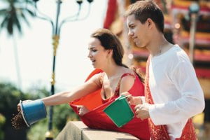 Hochzeit im thailändischen Stil auf Koh Samui in Thailand Eine Hochzeitszeremonie in einem buddhistischen Tempel in Thailand ist in erster Linie die Vereinigung Ihrer Herzen! Familie ist im Buddhismus, wenn man immer alles gleichmäßig teilt, egal ob Freude oder Leid! In Thailand können Sie eine buddhistische Hochzeit abhalten, unabhängig davon, welcher Religion Sie angehören, denn im Wesentlichen ist der Buddhismus keine Religion, sondern, wie die Mönche selbst sagen, eine Lebensweise! Eine Hochzeit nach thailändischer Tradition kann auf der Insel Samui, Koh Mak, Koh Chang oder in der Provinz Krabi stattfinden. Das traditionelle buddhistische Hochzeitsritual dauert etwa eine halbe Stunde und bietet Ihnen unbeschreibliche Eindrücke und Emotionen, die Sie bei einer Hochzeit in einem buddhistischen Tempel erleben werden! Die Zeremonie in einem buddhistischen Tempel kann morgens oder nachmittags stattfinden, je nachdem, welche Richtung des Buddhismus in diesem Tempel praktiziert wird. Die Zeremonie beginnt traditionell mit dem Anzünden von Kerzen in der Nähe der Buddhastatue, dem Anzünden von Weihrauch und dem Überreichen von Blumen an Buddha. Der Hochzeitsvorgang in einem buddhistischen Tempel in Thailand besteht aus dem Singen von Mantras. Traditionell wird die Zeremonie von 3 bis 9 Mönchen durchgeführt, da eine ungerade Zahl den Thailändern zufolge Glück bringt. Den Frischvermählten wird eine spezielle Schleife um den Kopf gelegt, deren Enden durch die Hände aller Mönche gezogen werden, wodurch ein ununterbrochener Kreis entsteht und zwei Menschen zu einer Familie verbunden werden. Am Ende der Zeremonie richtet der Abt oder der älteste Mönch ein Abschiedswort an die jungen Leute, die wiederum jedem der Mönche, die die Zeremonie im Tempel durchgeführt haben, Geschenke – wichtige Dinge – überreichen und eine Spende an den Tempel leisten. Nach der Zeremonie ist es Tradition, die Fische im Teich in der Nähe des Tempels zu füttern und einen Spaziergang für malerische Fotos zu machen!