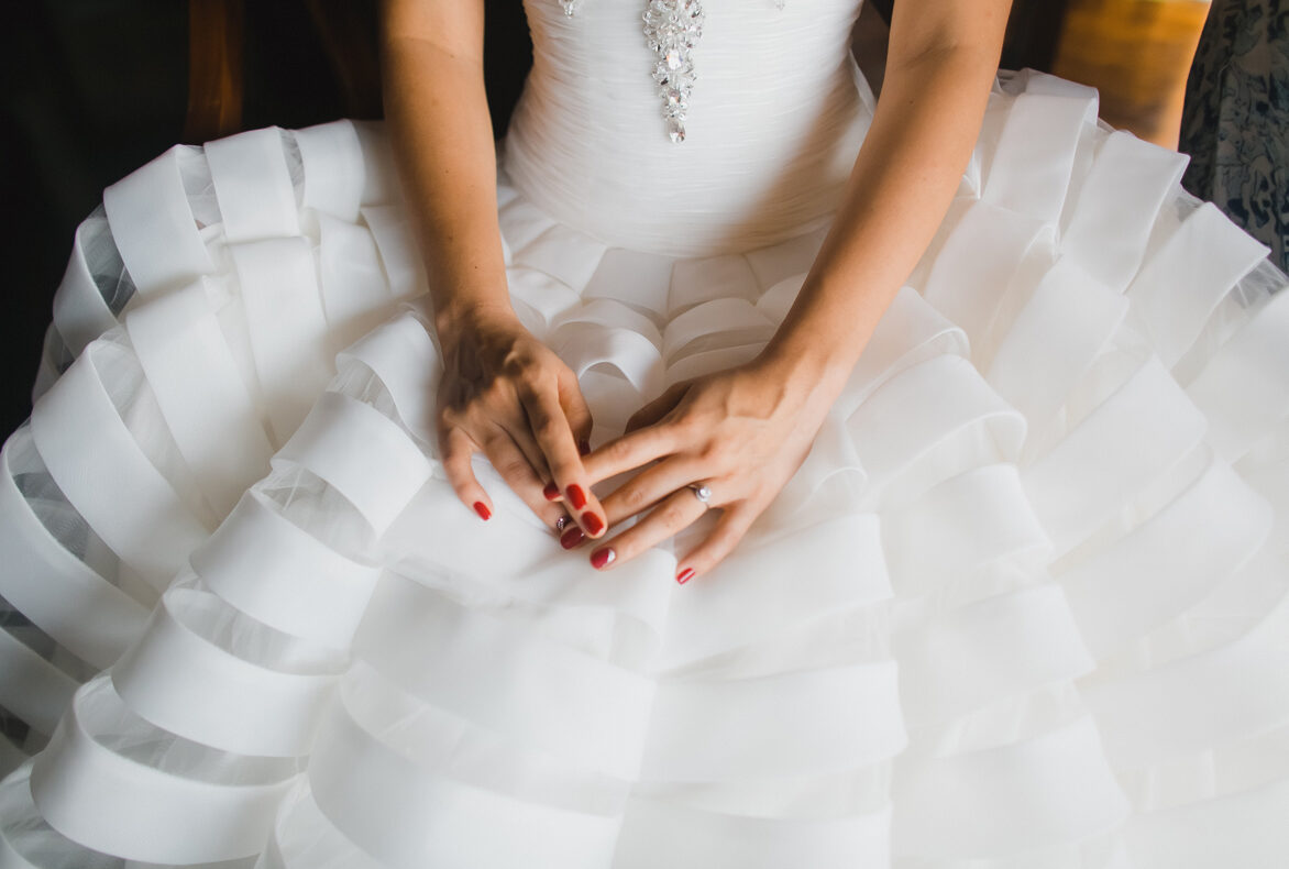 Brautkleid und Accessoires Kleid, Schuhe und Accessoires der Braut vor der Hochzeit