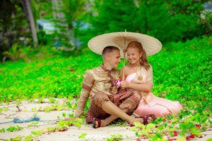 Самуи (Koh Samui), занимающий площадь 247 кв.км. - третий по величине остров Таиланда, фактически ставший известным только 15 лет назад, соперничает с островом Пхукет как самый популярный морской курорт Таиланда. Его население превышает 40 000 жителей, живущих рыболовством, выращиванием кокосовых орехов и иностранным туризмом. Гористый остров расположен в 30-ти километрах от материковой части Таиланда, в идилическом окружении свыше 80-ти мелких островов, по большей части - необитаемых. Центральные районы острова покрыты непроходимыми джунглями, а вдоль побережья тянется полоса плантаций кокосовых пальм и фруктовых садов.