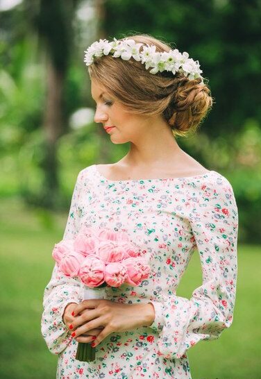 Braut mit Blumenstrauß Braut hält Brautstrauß vor der Zeremonie